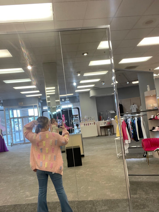 Model wearing the Lobelia Cardigan in rose pale, featuring a relaxed fit, open front, and soft ribbed knit texture.