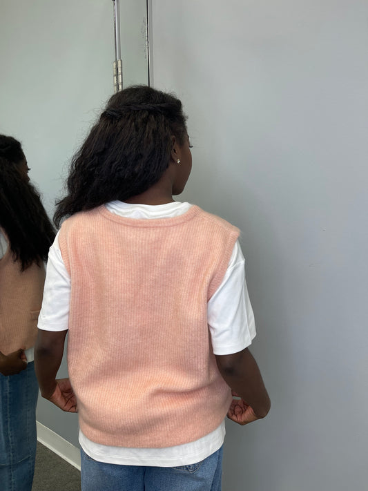 Model wearing the Meliza Cardigan in rose pale, featuring a cropped fit, soft knit texture, and front button closure.